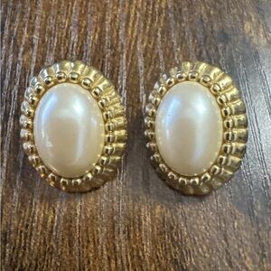 Vintage Gold Tone Faux Oval Pearl Design Earrings Cocktail Statement Fashion